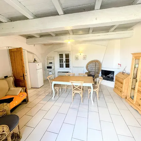3 Guests Pool Site - With Infinity Pool, Extensive Grounds Apartment *